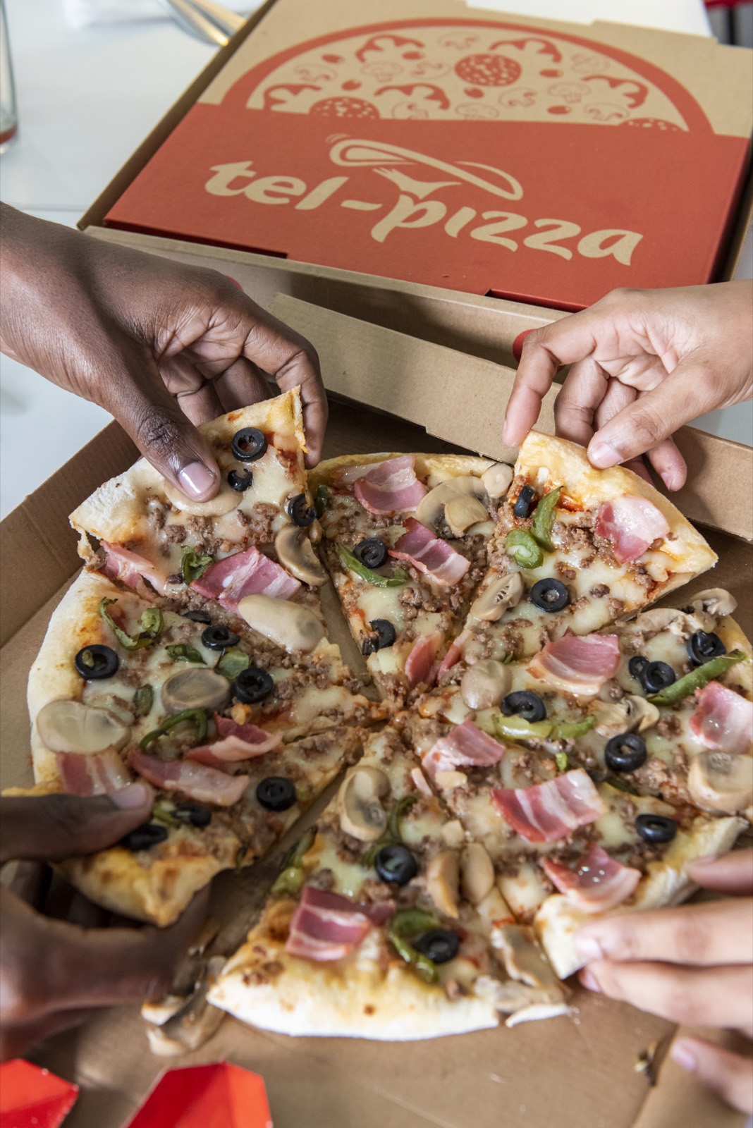 Amigos a partilhar uma TelPizza